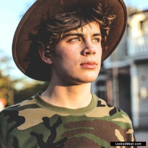 Hayes Grier full frontal sexy pics