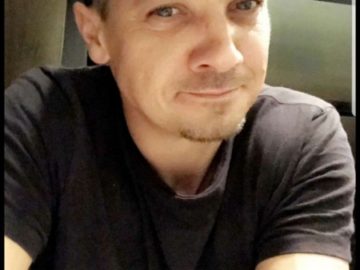 Jeremy Renner showing dick leaked